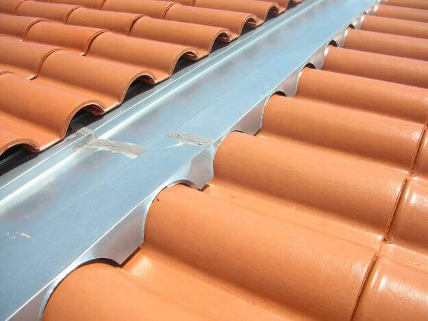DaVinci Engenharia em Curitiba: Qual a Diferença Entre Calha, Eletrocalha e Rufo?