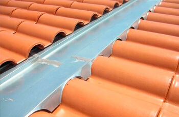 qual-a-diferenca-entre-calha-eletrocalha-e-rufo